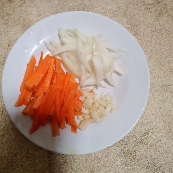 Siapkan wortel yang sudah dipotong memanjang, bawang bombay dan bawang putih cincang.