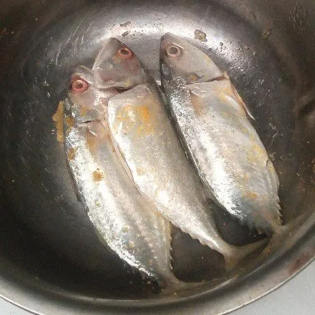 Siapkan ikannya. Ini ikan sudah saya marinasi dan saya masukkan freezer semalaman.