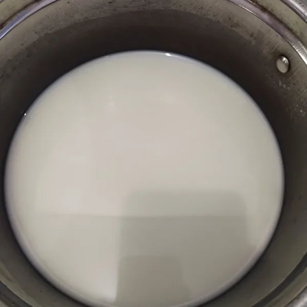 Langkah yang pertama ambil susu uht 500 ml lalu masukkan agar-agar putih dan gula pasir, aduk sampai rata.
