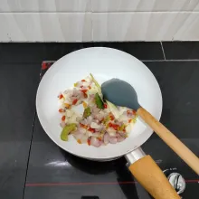 Panaskan minyak. Tumis cabai rawit, bawang merah, bawang putih, serai, dan daun jeruk hingga layu.