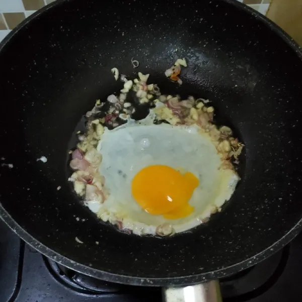 Tumis bawang putih dan bawang merah hingga harum, lalu masukan telur, aduk cepat.