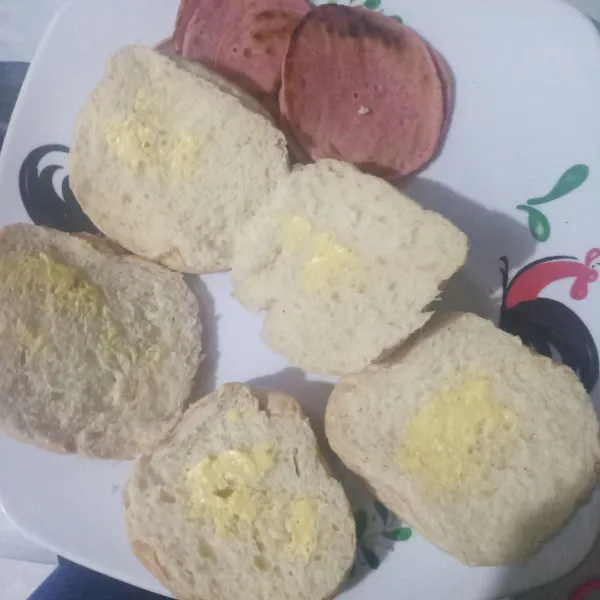 Belah roti bun lalu oles dengan margarin.