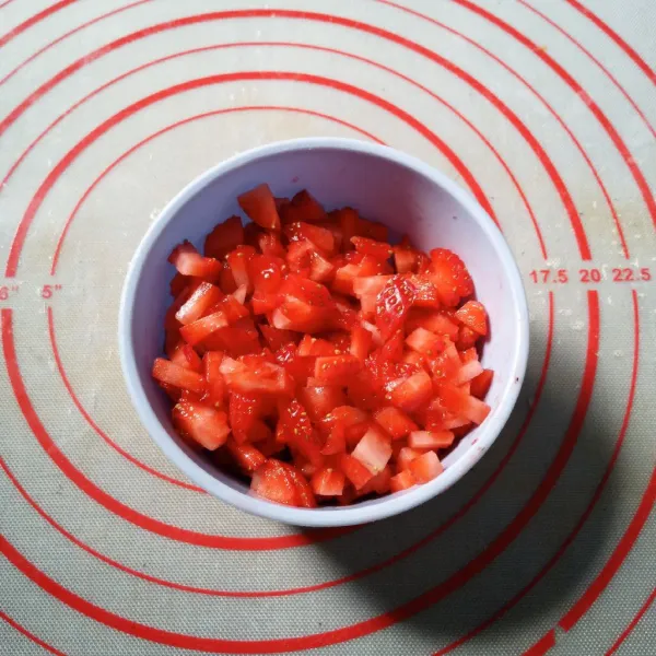 Potong bagian kelopak dari strawberry, cuci bersih kemudian potong kecil-kecil/ cincang.