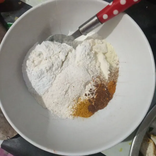 Campurkan tepung terigu, tepung beras, tepung bumbu serba guna dan semua bumbu bubuk.