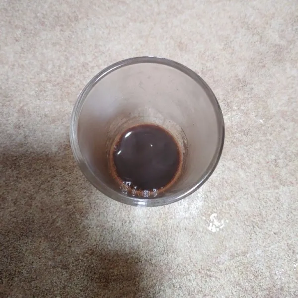 Tuang bubuk kopi di dasar gelas, tuang air panas dan aduk hingga larut.
