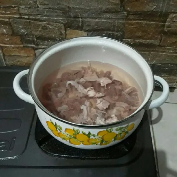 Siapkan panci lalu masukkan air kemudian rebus daging sapi hingga empuk.