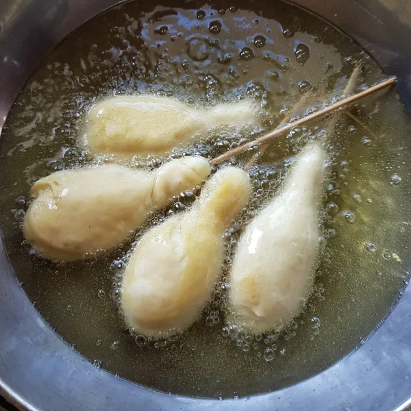 Goreng paha ayam kw ke dalam minyak panas menggunakan api kecil. Goreng hingga matang kecoklatan. Siap disajikan.