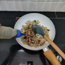 Kemudian masukkan kecap manis, aduk rata kembali.