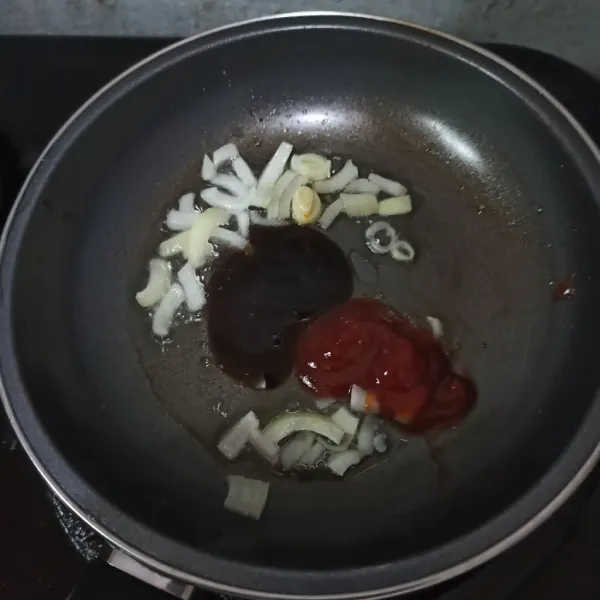 Tambahkan saos tomat dan saos tiram.
