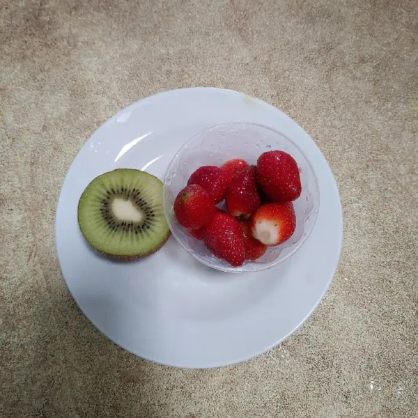 Siapkan buah kiwi dan strawberry.
