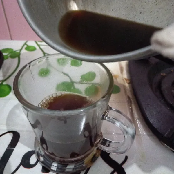 Tuang air kopi ke dalam gelas saji dan siap disajikan.