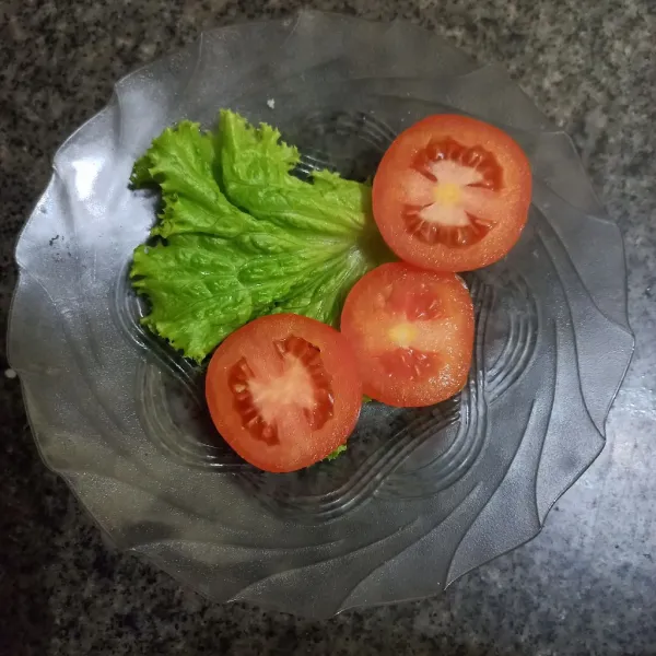Siapkan potongan tomat dan daun selada.