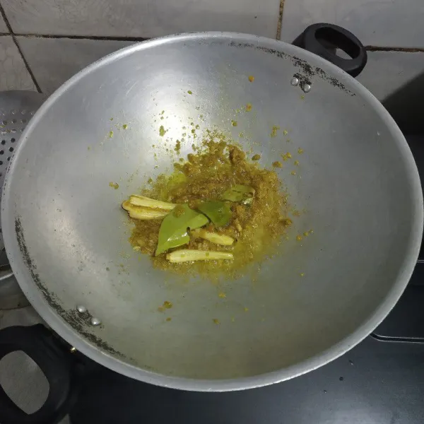 Tumis bumbu halus sampai matang.