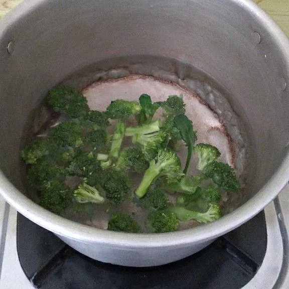 Potong brokoli lalu cuci. Blansir / rebus sebentar brokoli lalu angkat dan tiriskan .