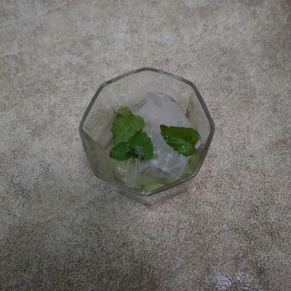 Tuang es batu dan daun mint.