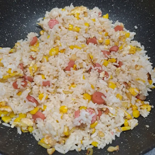 Masukkan nasi putih, aduk rata dengan tumisan. Lalu koreksi rasa sesuai selera.