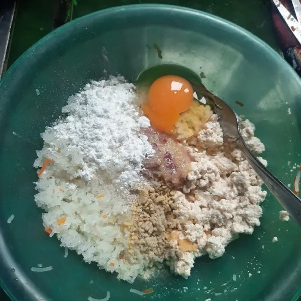 Tambahkan telur, tepung maizena, bumbu halus, gula, garam dan lada campur jadi satu.