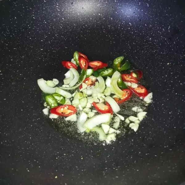 Tumis bawang bombay, bawang putih dan cabai sampai harum.