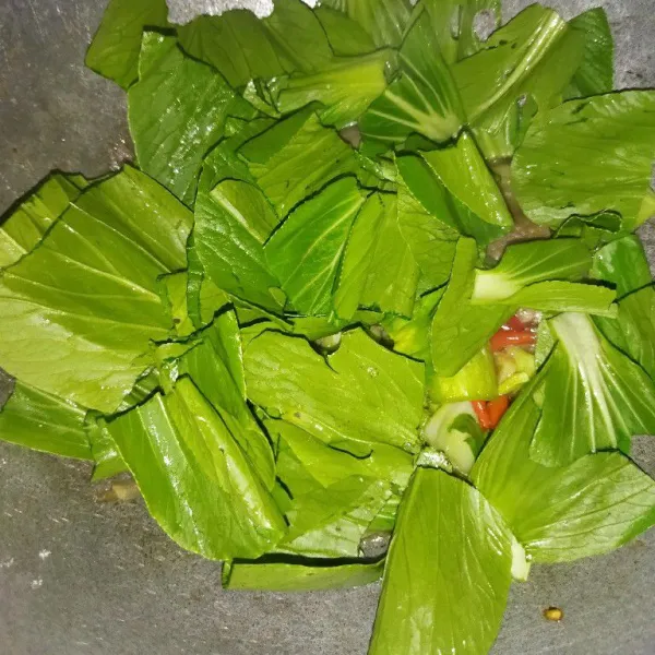 Tambahkan daun pokcoy, aduk rata, masak hingga matang.