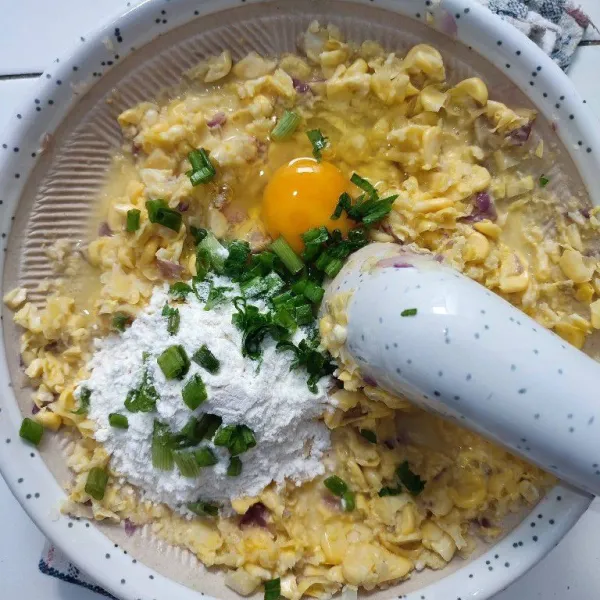 Tambahkan telur, tepung dan irisan daun bawang. Aduk rata kembali.