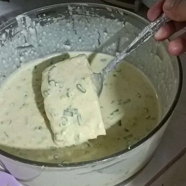 Celupkan tempe ke adonan tepung.