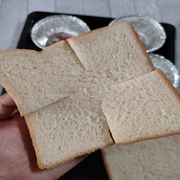 Potong roti tawar 4 bagian tanpa putus.