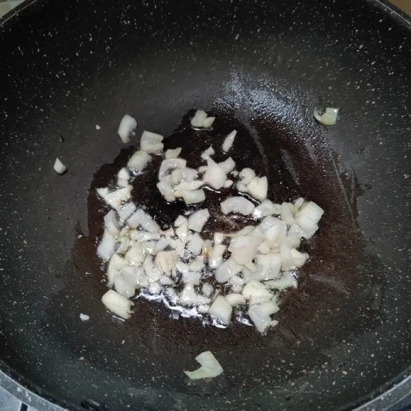 Untuk membuat kuah : tumis bawang bombay dan bawang putih hingga harum. Lalu masukkan air.