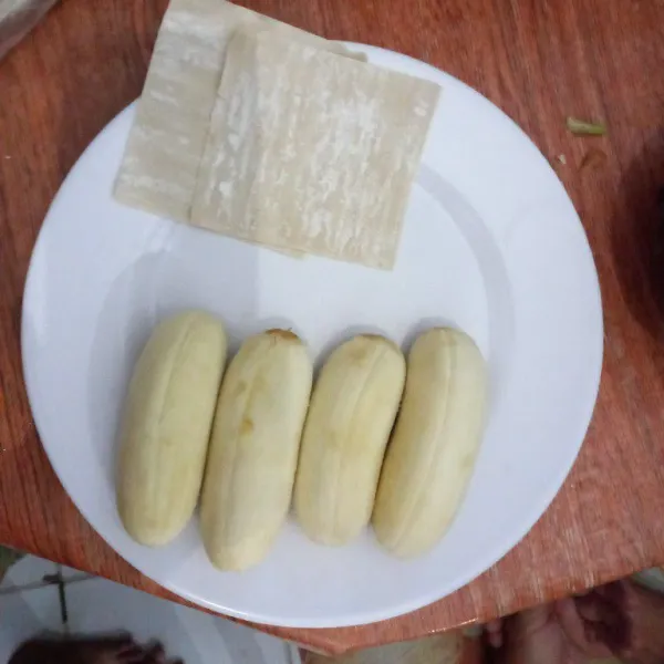Kupas kulit pisang dan siapkan kulit pangsit.