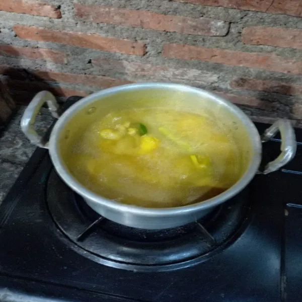 Pindahkan kewadah yang lebih besar. Tambahkan air lalu masak hingga mendidih, kemudian masukkan ayam yang sudah dibersihkan. Tunggu -+ 60 menit / hingga matang.