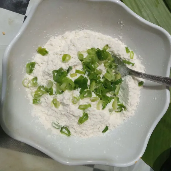 Campurkan tepung terigu, tepung tapioka dan daun bawang.