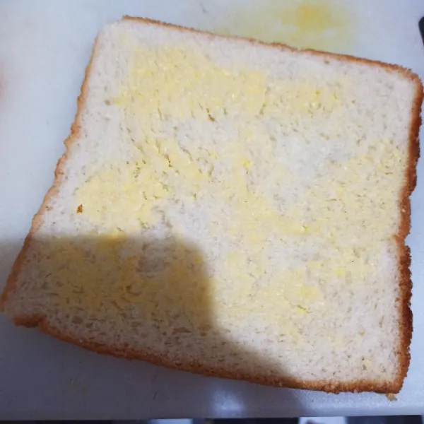 Siapkan roti, olesi dengan margarin, bolak-balik.