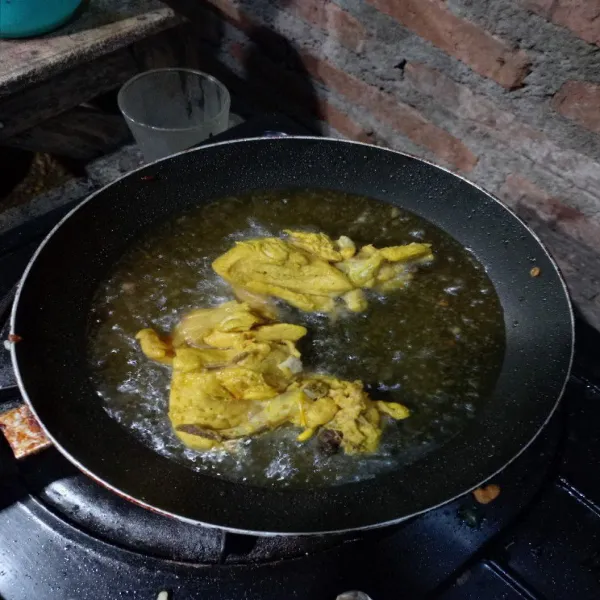 Kemudian goreng hingga matang kecoklatan.