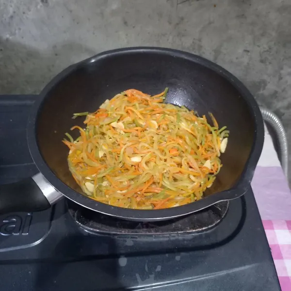 Masak sampai matang dan koreksi rasa.