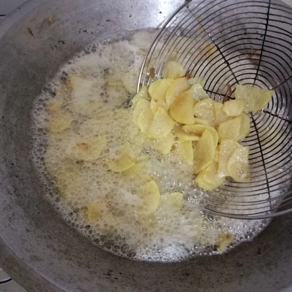 Goreng irisan kentang hingga kering, sisihkan.
