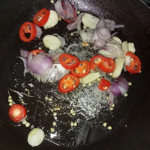 Tumis bawang merah, bawang putih, cabai merah dengan minyak secukupnya hingga harum.