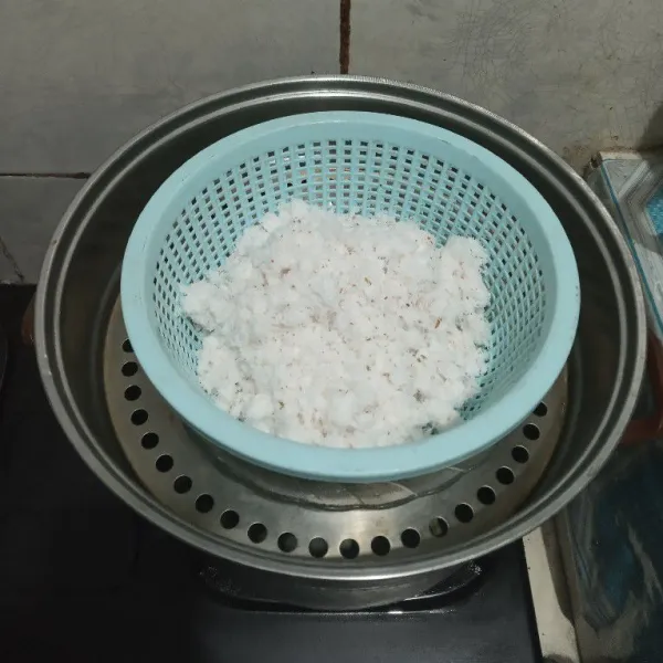 Campur kelapa parut dengan garam, kukus selama 15 menit.