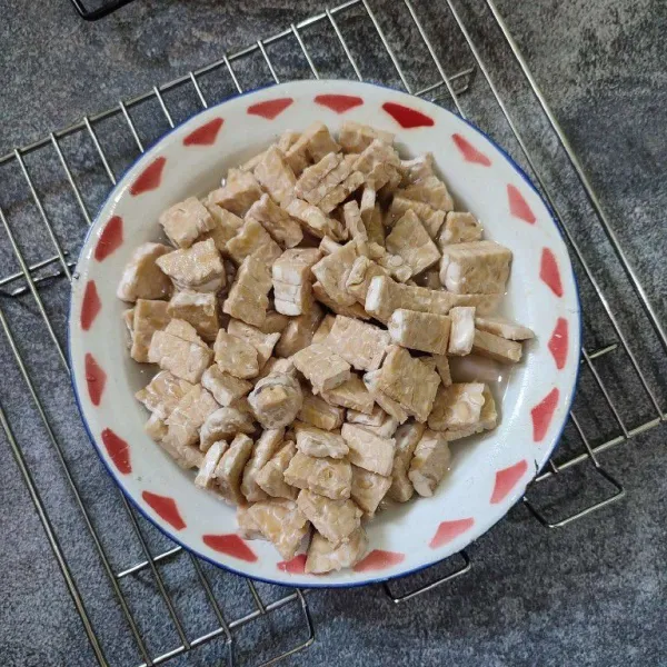 Potong kecil dan tipis tempe, sisihkan.