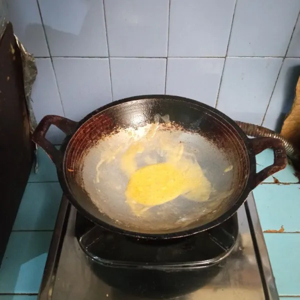 Untuk bechamel, lelehkan margarin, lalu masukkan tepung terigu, aduk rata. Masak dengan api kecil.