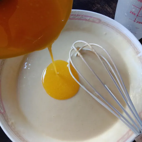 Setelah itu, masukkan lelehan margarine/ mentega, aduk rata kembali. Tutup wadah, diamkan selama 10-15 menit.