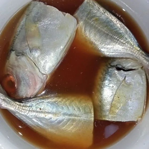 Potong ikan lalu diamkan selama 15 menit (proses marinasi) di dalam kulkas.