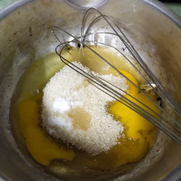 Kemudian di tempat yang berbeda masukkan gula pasir, vanili, garam, aduk sampai rata, sampai gula larut.