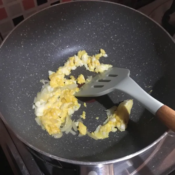 Masukan telur, lalu aduk-aduk.