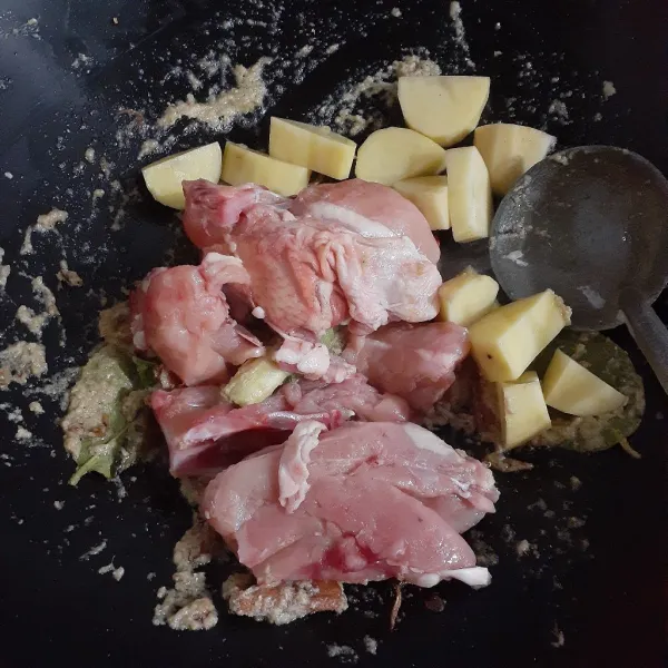 Masukkan daging ayam dan kentang, aduk rata dan masak hingga daging berubah warna.