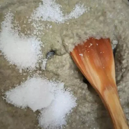 Tuang ke teflon/ panci, beri gula dan garam. Masak hingga mengental dan menggumpal.