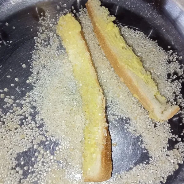 Gulingkan ke dalam gula pasir, lakukan sampai roti habis.