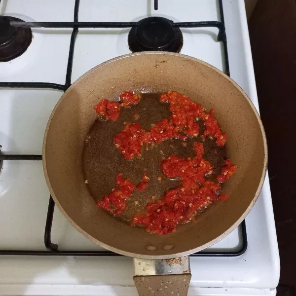 Tumis bumbu yang telah dihaluskan hingga harum.