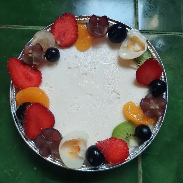 Setelah puding set/ padat lalu biasa pinggiran puding dengan buah.