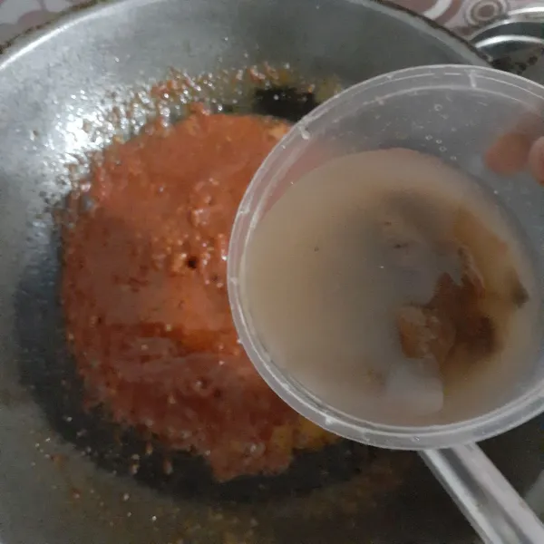 Masukkan larutan asam jawa, aduk rata dan masak hingga mendidih.