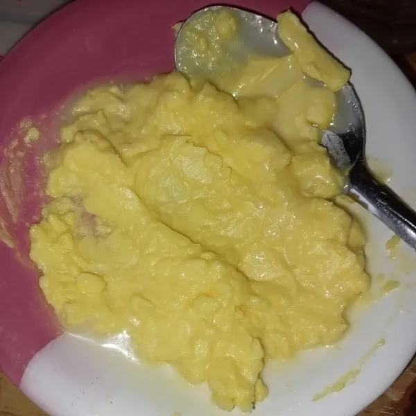 Campur margarin dan susu kental manis, aduk rata.