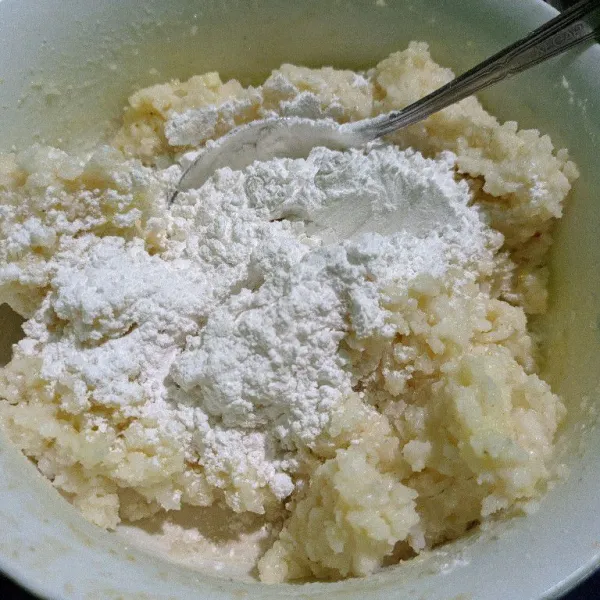 Campur adonan nasi dengan tepung, aduk rata tidak perlu diuleni hingga kalis. Tambahkan irisan daun bawang dan seledri jika suka. Aduk rata kembali.